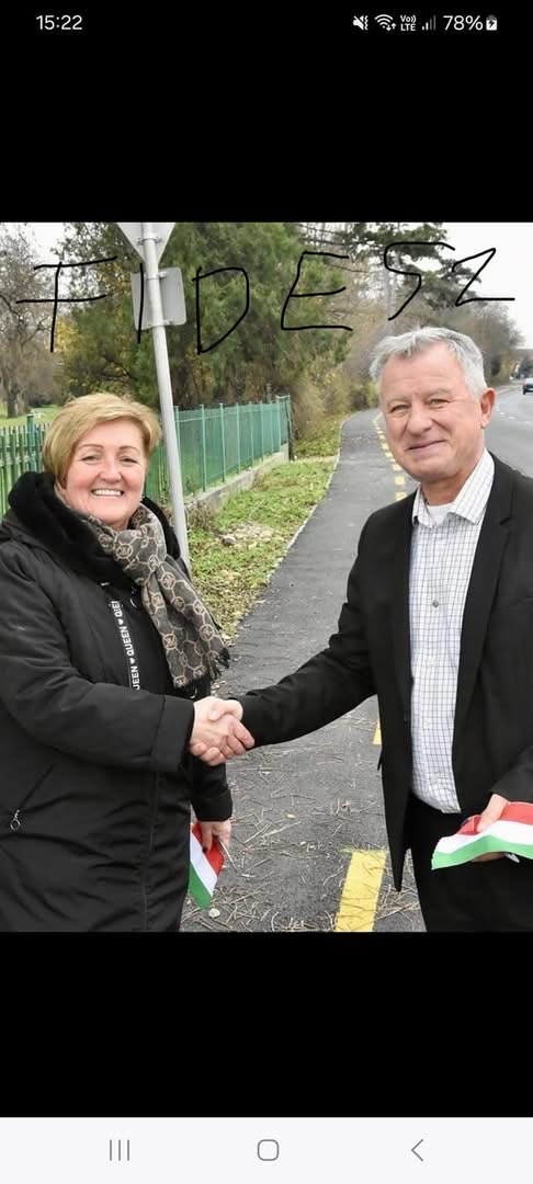 Varga Tünde kézfogása